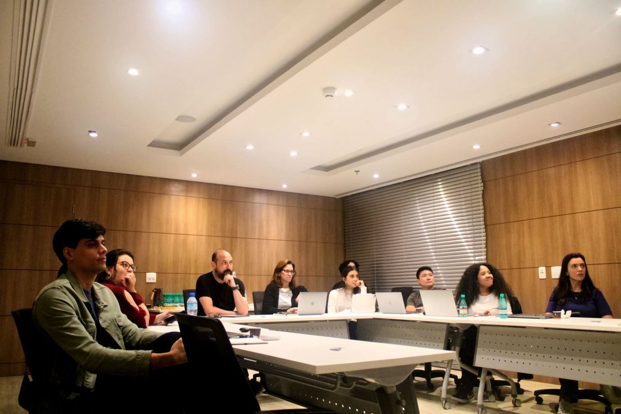 Participantes acompanham o encontro pela mesa