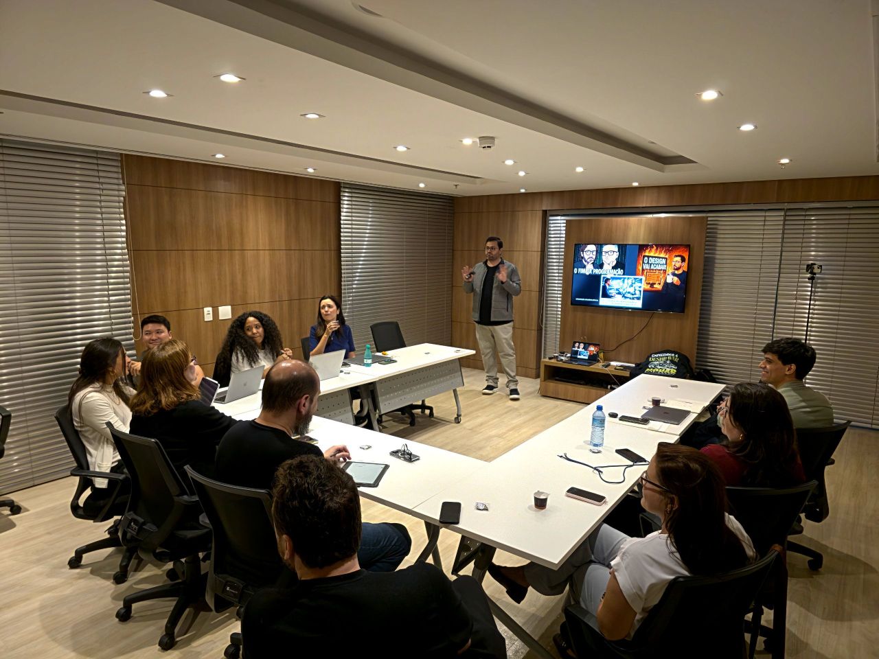 Apresentação em pé para o grupo reunido na sala